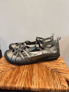 ComfortFit Metallic Gray Women's Closed-Toe Sandals size 11